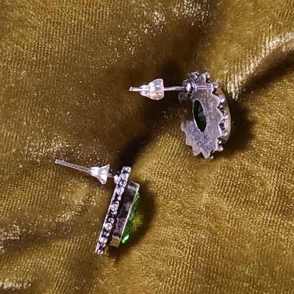 'Peridot' silver stud earrings - Picture 4 of 5